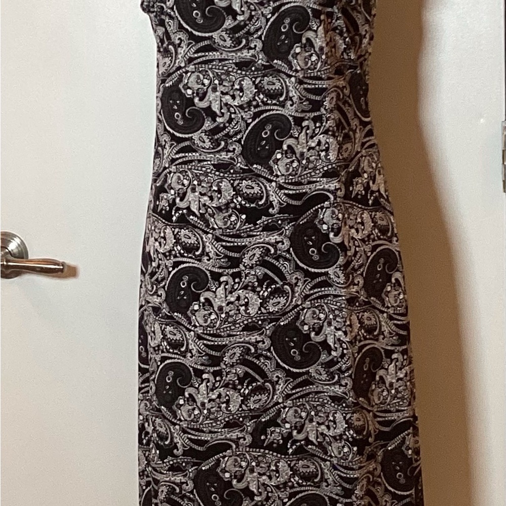 Hi-LO PAISLEY SLEEVELESS BLACK & WHITE STRETCHY V-NECK DRESS by Metaphor Sz. M - Picture 7 of 9